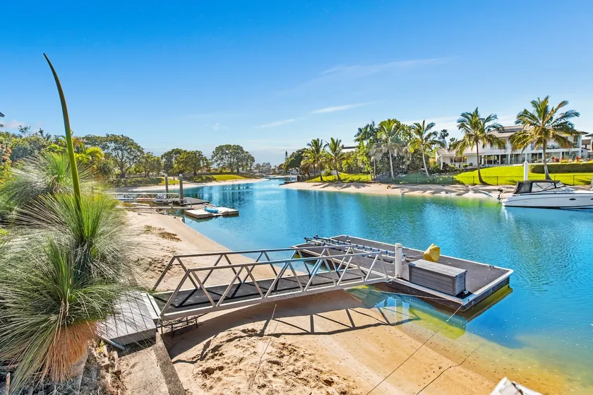 Broadbeach Bungalow - Heated Pool - Sleeps 7 - Image 1