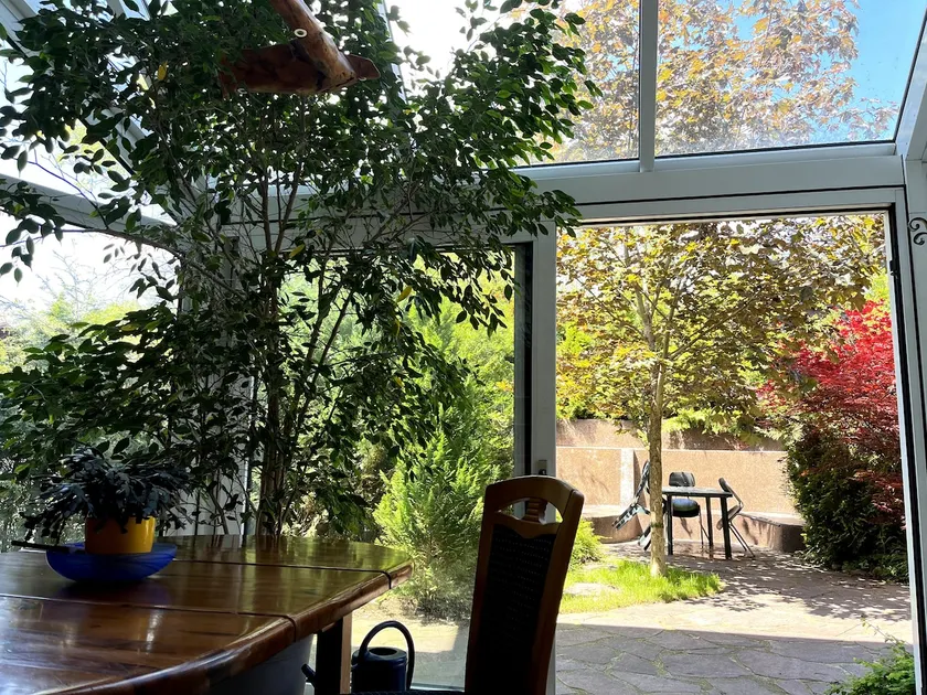 Large apartment with pool table - Image 1