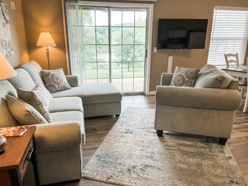 Walk-in 1 BDRM Condo w/ water view - Image 1