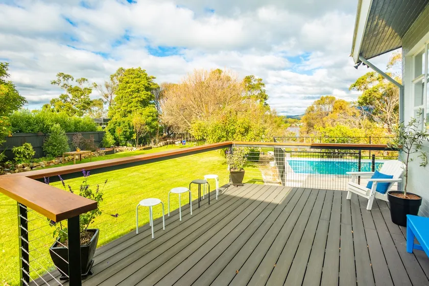 5mins to Mona, Stunning Waterfront Home & Garden - Image 1