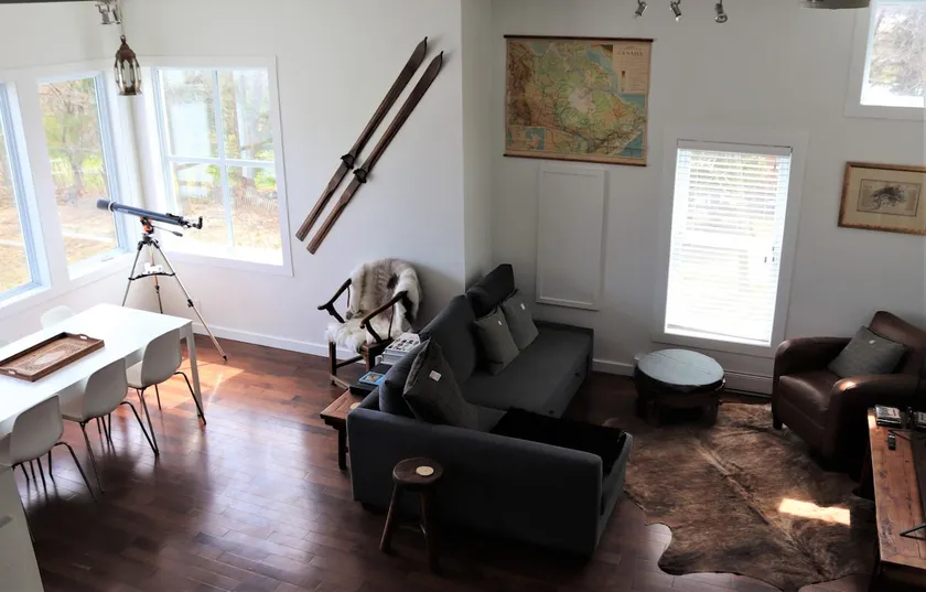 Stylish 2-bedroom apartment with Mt Sutton view - Image 1