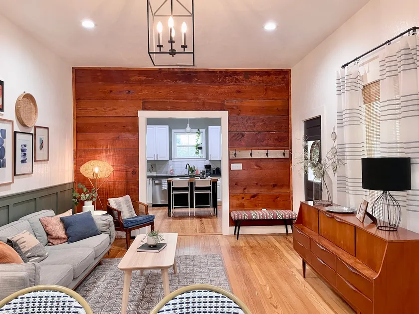 Remodeled historic cottage, 2-min walk to downtown. - Image 1