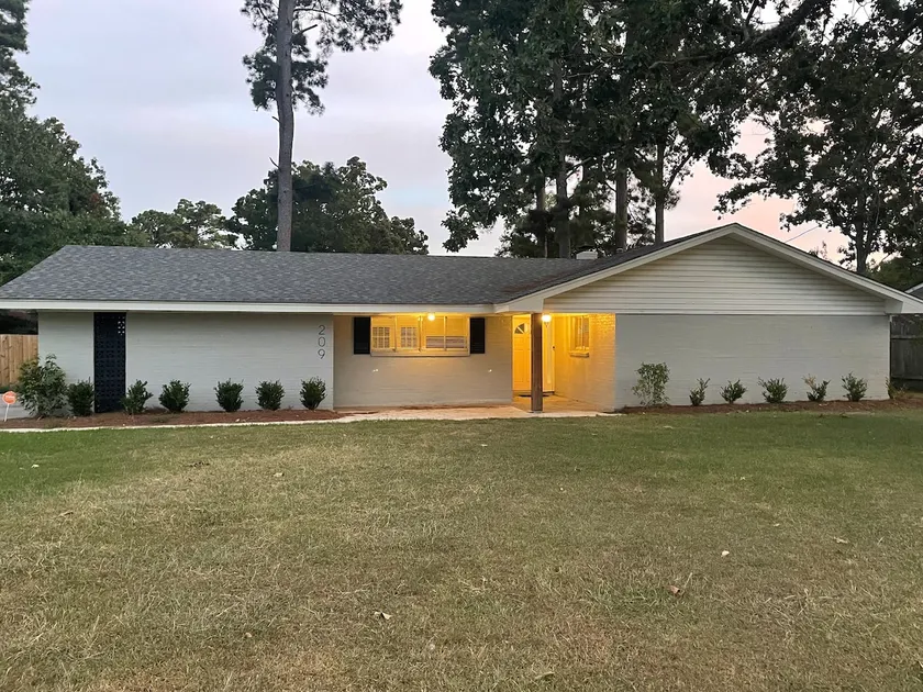 Entire home in quiet neighborhood - Image 1