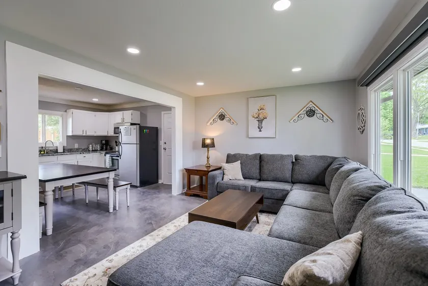 Hamilton!5 Bdrm welcoming home in heart of Omaha - Image 1