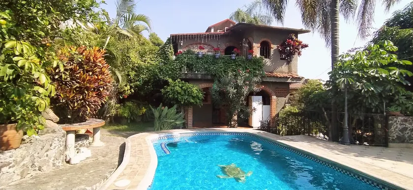 YEYE cottage full of life with heated pool. - Image 1