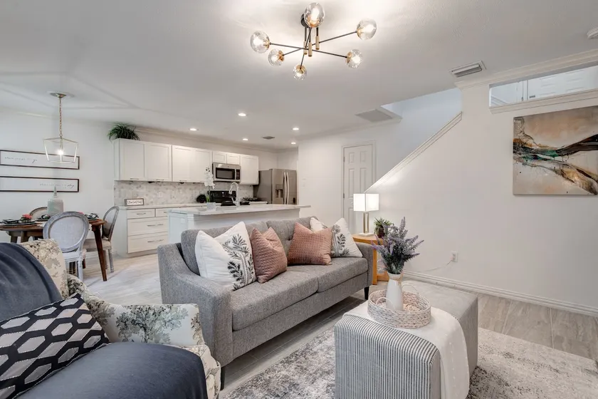 Charming Townhome, 3 beds, 2.1 baths, 2 car garage - Image 1