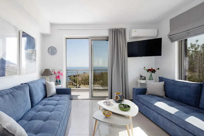 Seafront apartment, 40m from the beach! - Image 1