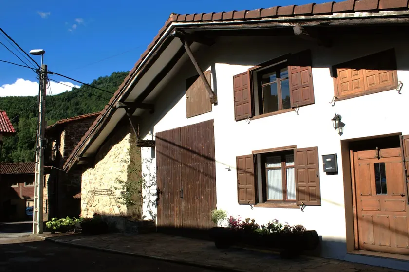Cozy and authentic country house - Image 1