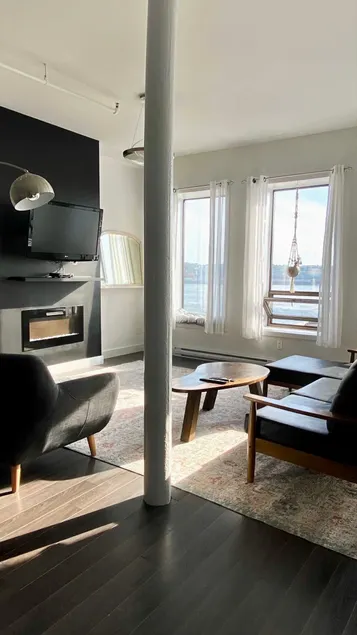 Centrally Located Suite w/ View of the Harbour - Image 1