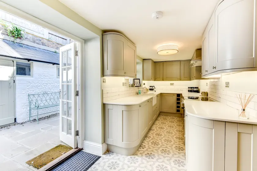 Beautiful 2 Bedroom Cottage with Private Courtyard in Arundel Centre - Image 1
