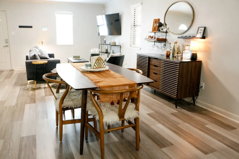 Modern 2 bedroom townhouse with covered parking - Image 1