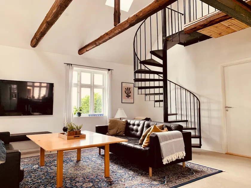 Exclusive main house on renovated farm - Image 1