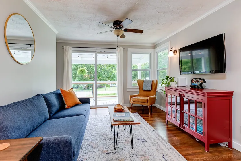 Cottage w/ hot tub, kitchen near hiking & Main St. - Image 1