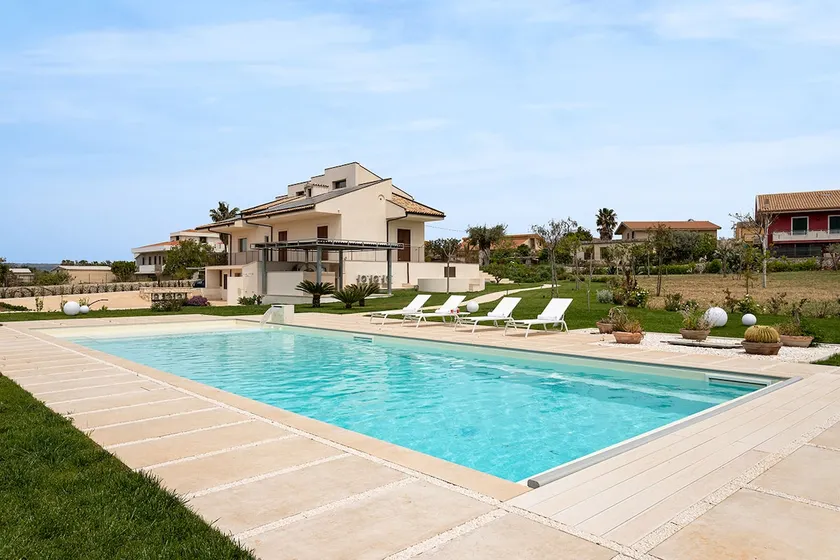 Villa Paradiso with private pool, BBQ area, huge garden and free parking - Image 1