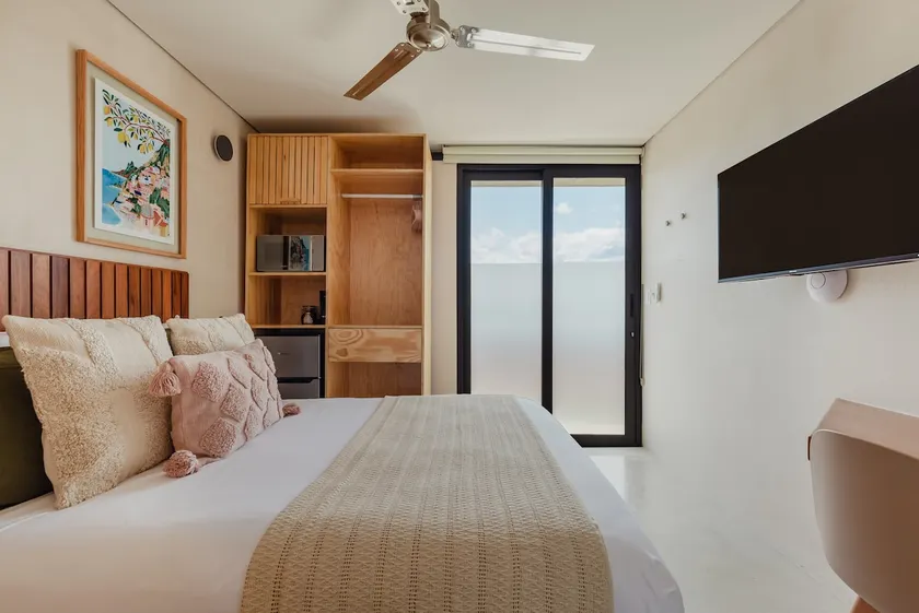 Hotel-Style Suite w/Rooftop Pool - Image 1