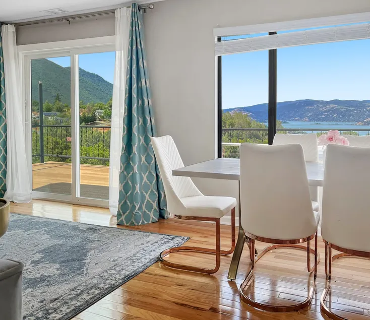 Stylish & Cozy ~ Stunning Lake Views ~ ♛Royal Beds - Image 1