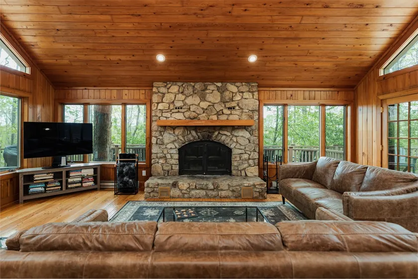 Cozy 5-bedroom home for large gatherings. - Image 1