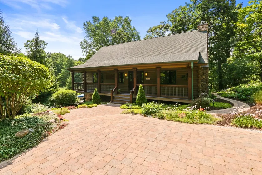 Beautiful Luxury Lake House Log Cabin 4 bed 3 bath - Image 1