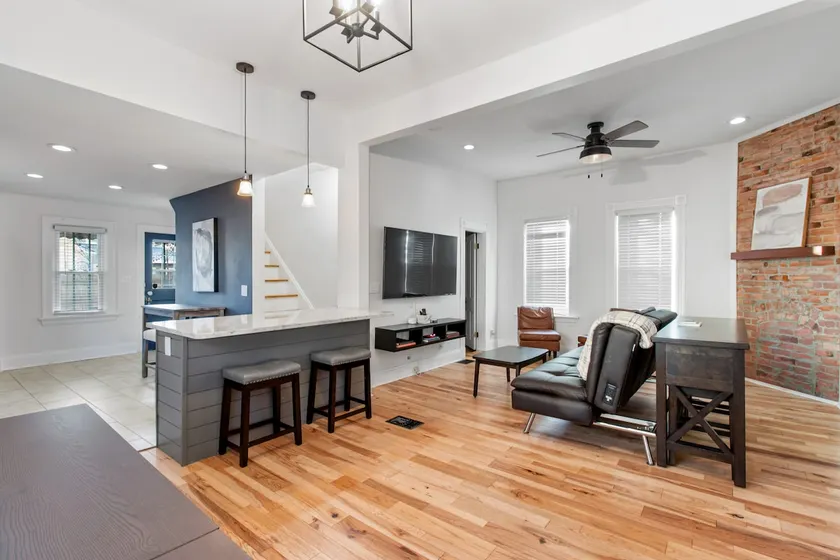 Walkable HydePark 4Bd|2 1st flr ensuite|LngDrivewy - Image 1