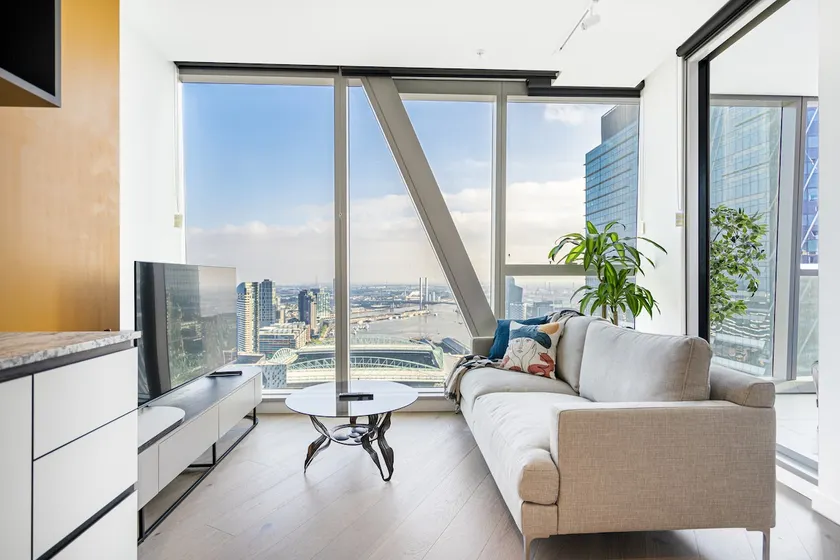Prestigious 1B apt w stunning harbour view - Image 1