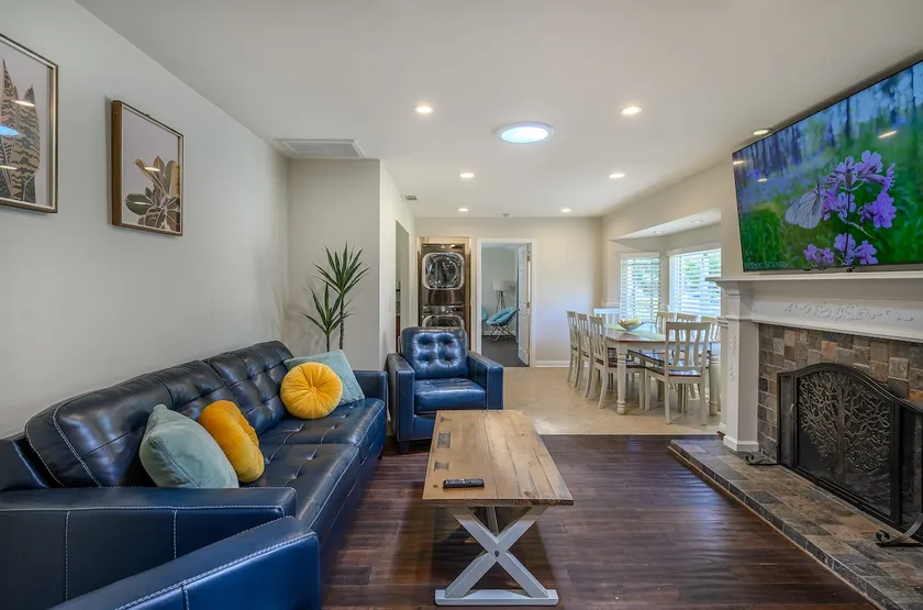 LA Spacious house: 2 master bedrooms & king beds - Image 1
