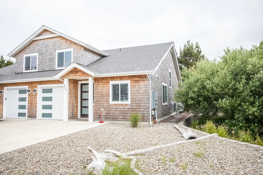 New Modern Townhouse, only short walk to the beach - Image 1