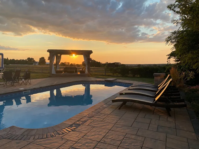 Farm House Oasis: Hot Tub, Pool, Horses, sleeps 12 - Image 1