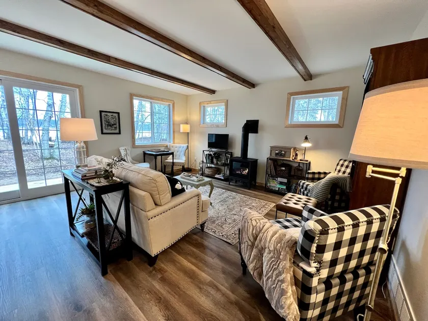 Lakeside 3 bedroom cottage with fireplace - Image 1