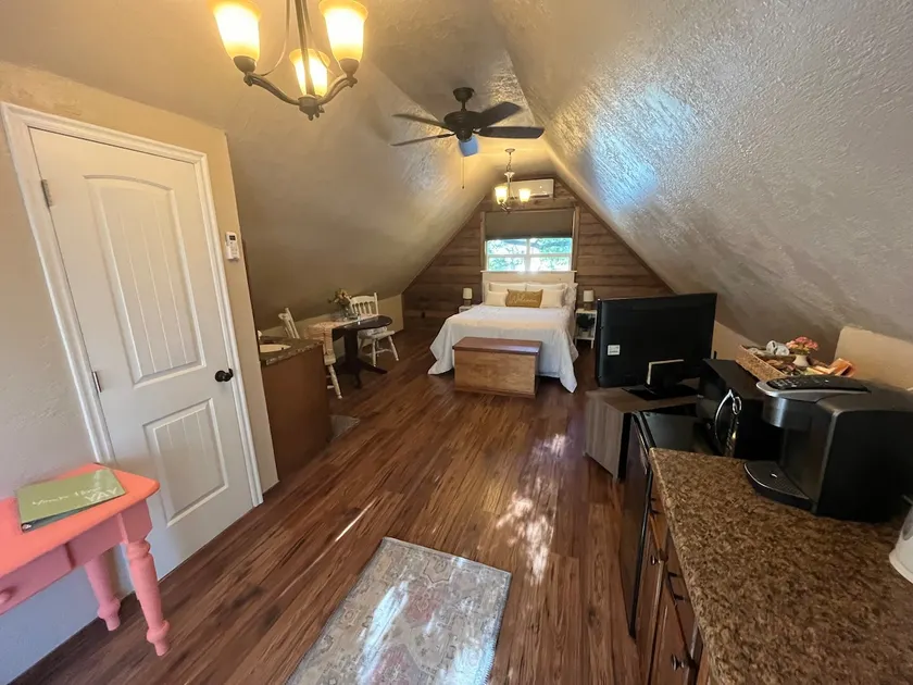 Private Suite with balcony and separate entrance - Image 1