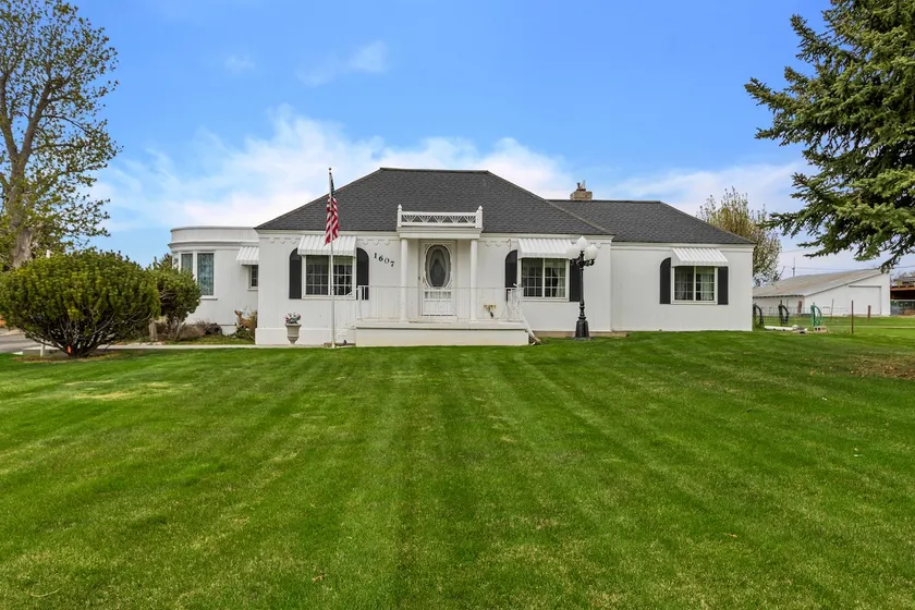 The Classy Country Cottage - Image 1