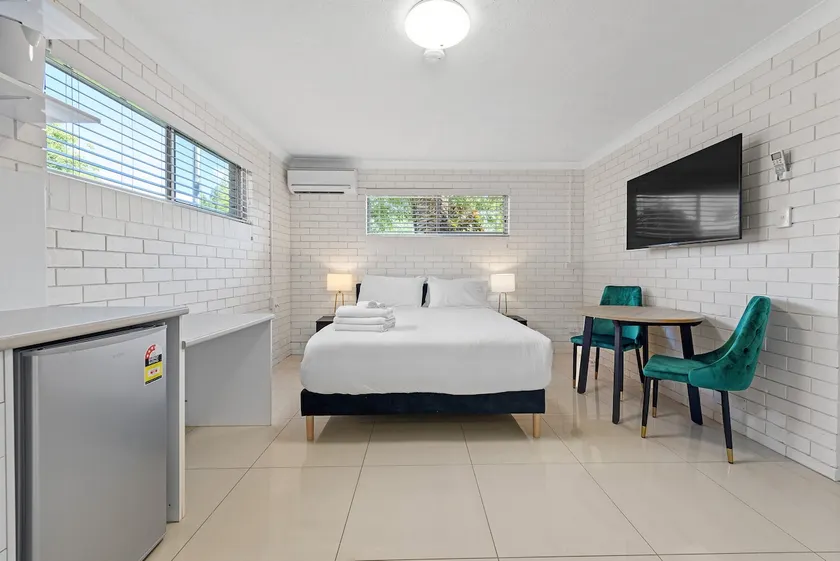 Cozy Studio Near Gabba with AC, Comfy Bed & Laundry - Image 1