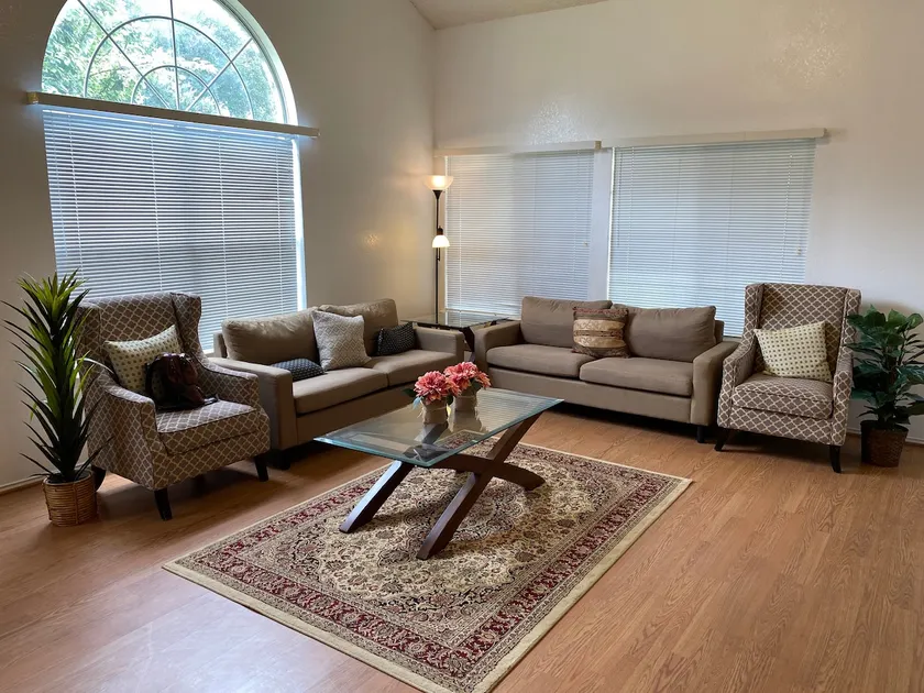 Cozy & Centrally Located 4 Bedroom House In Plano - Image 1