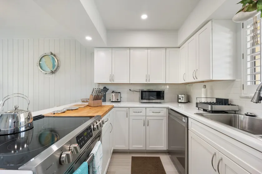 Gorgeous lagoon-front 2BR Townhouse with 2 pools - Image 1