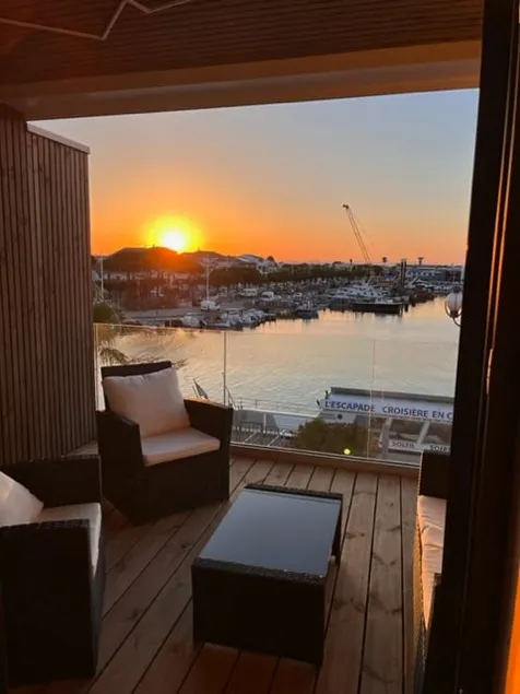 Beautiful duplex with terrace overlooking the harbor/sea - Image 1
