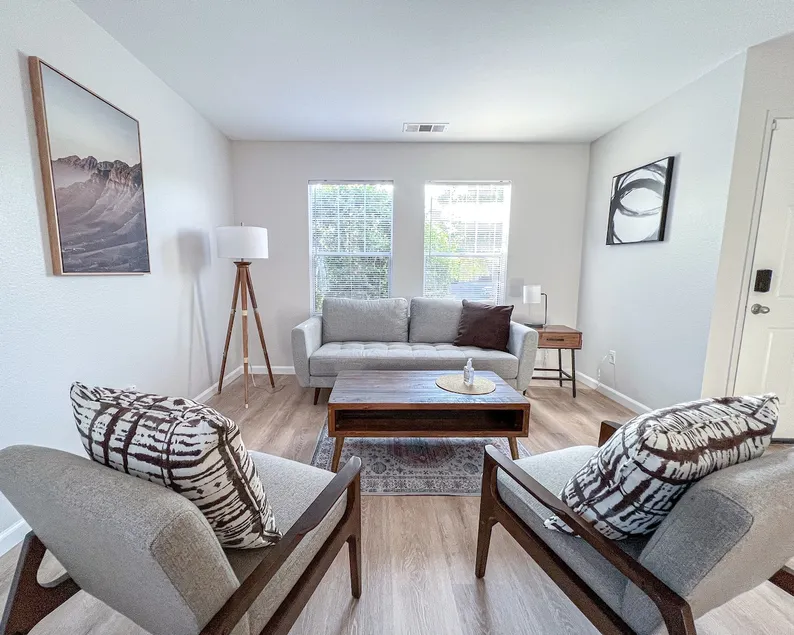 Spacious 3bd/2bath home in quite neighbourhood - Image 1