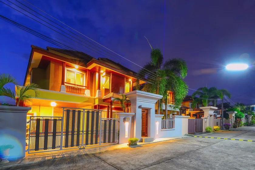 Phuket 3 bed villa Cozy Conv in core location - Image 1