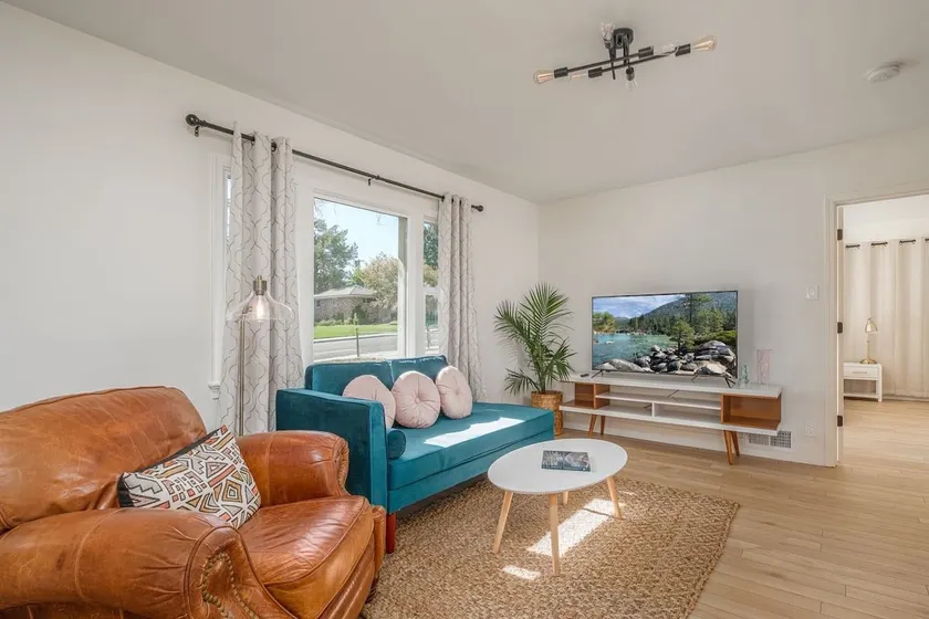 Renovated Charming Home near-DT, UNR, Conv center - Image 1