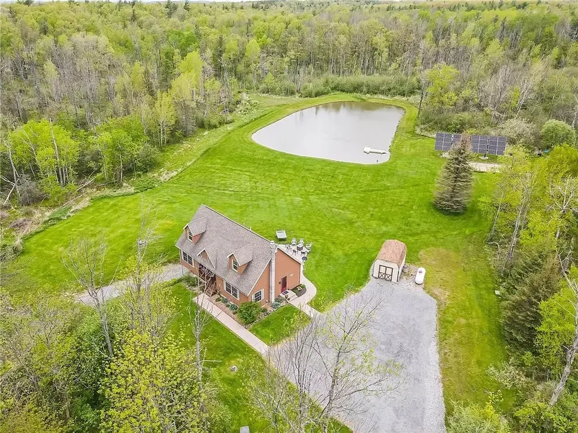Private FLX Lodge: Hot Tub, Pond, Dogs Friendly - Image 1
