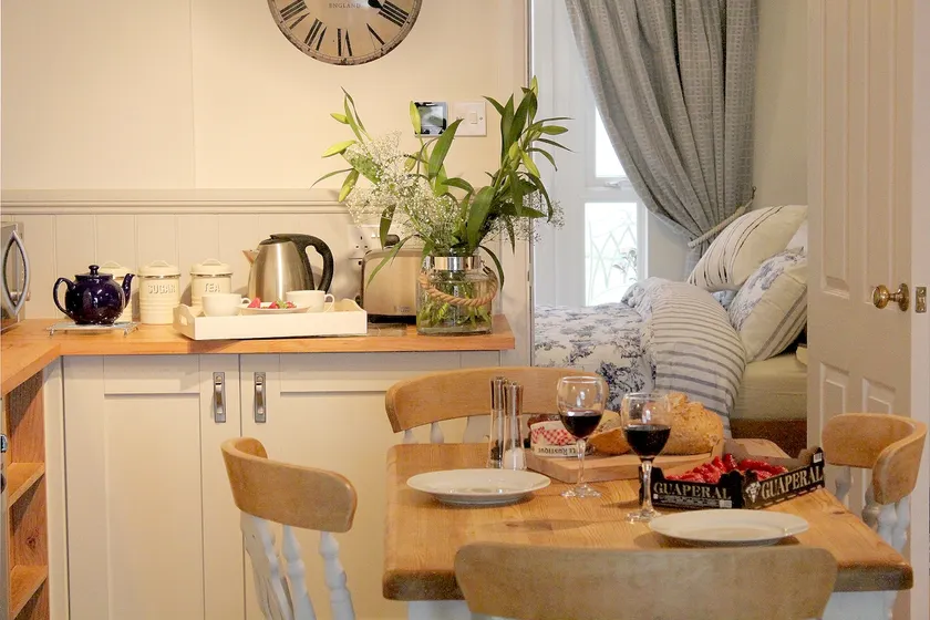Beautiful Seaside one bedroom apartment - Image 1