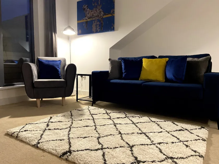 FANTASTIC 2 Dbl Bedroom Apt. FREE off-road parking - Image 1