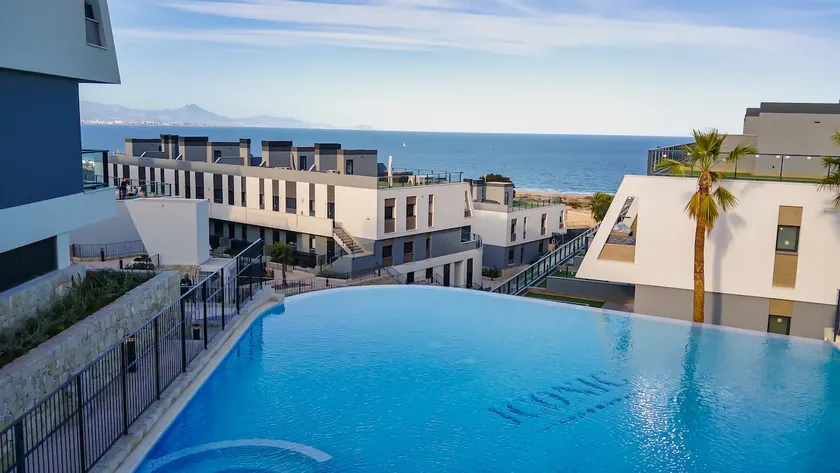Iconic Sea Views Luxury Apartment - Image 1
