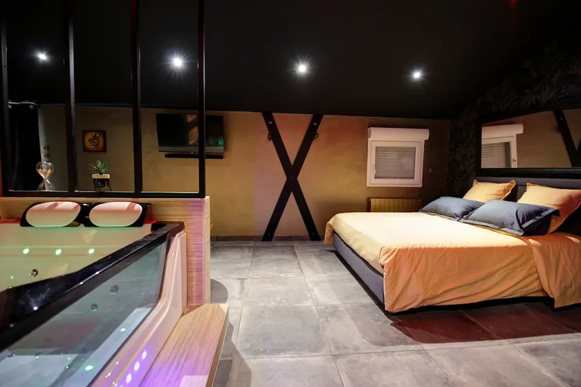 Romantic suite with cocooning atmosphere - Image 1