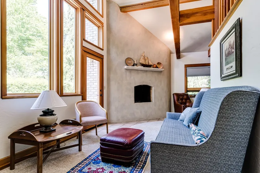 Charming Italian Villa Retreat • 10 Min to Autzen - Image 1