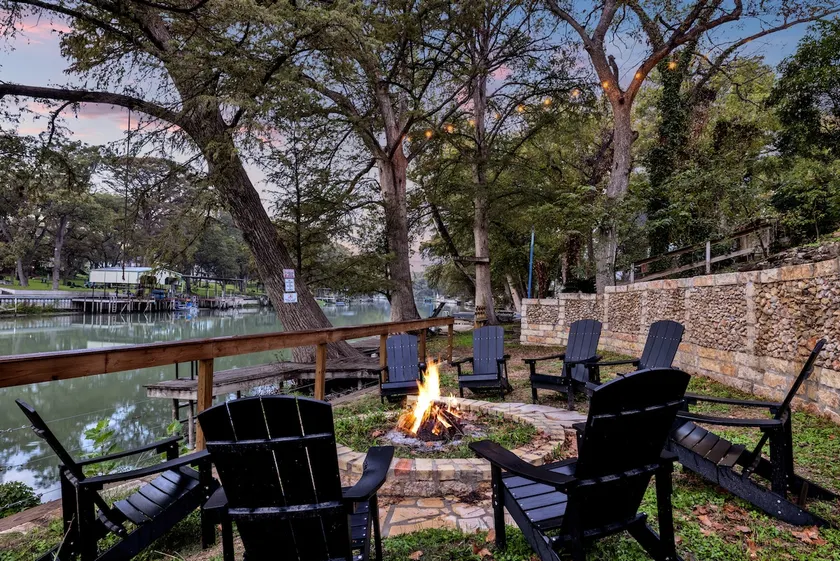 Lakefront Near Schlitterbahn and New Braunfels - Image 1