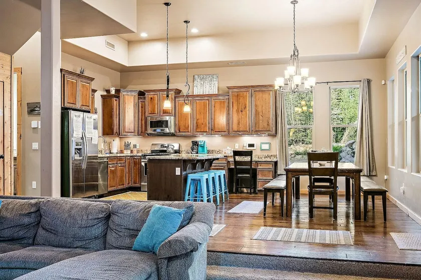 2 En-suite 5+bed+4Bath+Hotub+Arcade+Foosball+1 Dog - Image 1