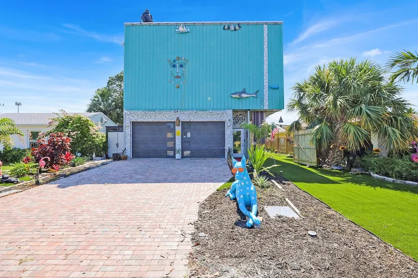 2 bedroom home with fun outdoor area - Image 1