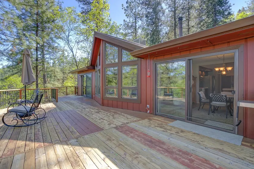 Lovely mountain home w/ large deck and forest view - Image 1