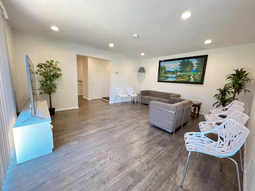 Adorable 4br/2ba tranquil living with free parking - Image 1