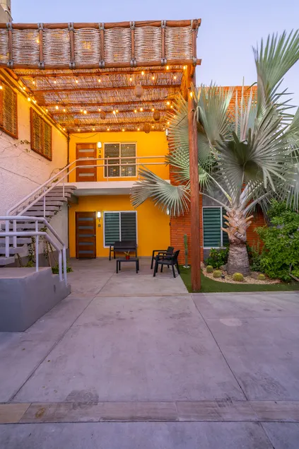 Palmas 1 - Queen bed, private patio and parking - Image 1