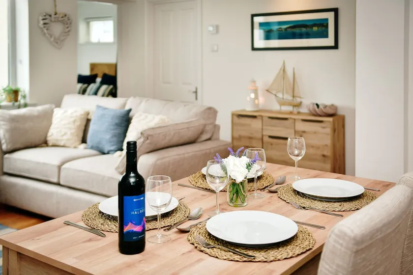 Beautiful 2 bed Cottage - <100m from the Sea front - Image 1